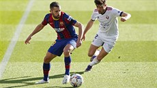 Jordi Alba z Barcelony kontroluje mí�.