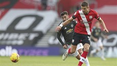 Jan Bednarek ze Southamptonu nahrává v zápase proti Manchesteru United.