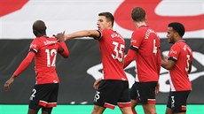 Jan Bednarek (druhý zleva) ze Southamptonu slaví gól se spoluhrái.