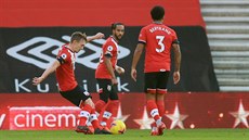 James Ward-Prowse (Southampton) rozehrává pímý kop, ze kterého skóruje proti...