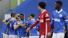 Fotbalisté Brightonu oslavují gól Pascala Grosse, který v nastavení zaídil...