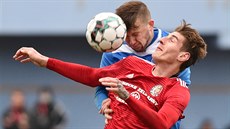 T�inecký Leonid Akulinin (v pop�edí) hlavi�kuje v utkání proti Ústí nad Labem.