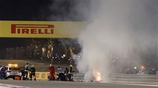 Hasiči se po nehodě Romaina Grosjeana v Velké ceně Bahrajnu snaží uhasit...