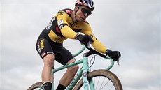 Wout van Aert na trati cyklokrosového závodu SP v Táboe