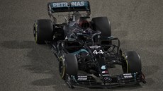 Lewis Hamilton se svým mercedesem v ele Velké ceny Bahrajnu