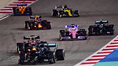 Lewis Hamilton v čele Velké ceny Bahrajnu před Maxem Verstappenem