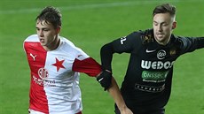 Slávista Matěj Jurásek vede míč v utkání proti Brnu.