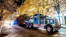 Vánoní smrk pivezl do Prahy v noci na úterý americký taha z Kamenného Pívozu. (24. listopadu 2020)