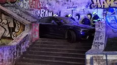 Hasii vyprostili auto, které sjelo ást schod na konci Lublaské ulice v...