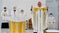Kardinál Dominik Duka posvtil nový kostel Krista Spasitele v Praze na...