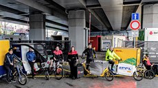 V depu se pekládají zásilky pro cyklorozvoz.