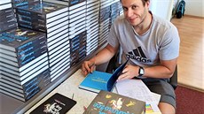 Ji�í �vihálek podepisuje svou knihu Deník jednono�ce.