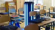 Trubice zazáří fialovým světlem a čistí vzduch ve třídách