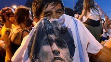 Lidé v Argentin oplakávají zesnulého Diega Maradonu.