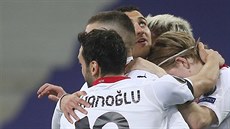 Fotbalisté AC Milán slaví vedoucí gól v zápase Evropské ligy na hiti Lille