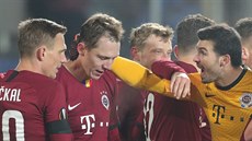 Také brankář Florin Nita přiběhl pogratulovat Lukáši Julišovi ke druhému gólu v...