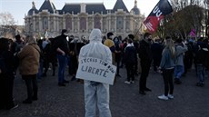 Demonstranti drící plakáty proti francouzskému bezpenostnímu zákonu....