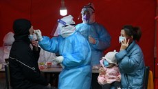 Zdravotnický pracovník odebírá vzorky pro testování na covid-19 v čínské obci... | na serveru Lidovky.cz | aktuální zprávy