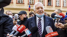 Václav Klaus hovoí s novinái na Národní tíd. (17. listopadu 2020)