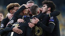 Fotbalisté Barcelony oslavují gól v Lize mistr� na h�i�ti Dynama Kyjev.