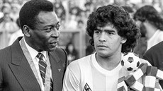 Braziliská legenda Pelé a Diego Maradona na snímku z ervna 1987 v Curychu, kde...