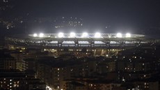 Stadion San Paolo v Neapoli zstal rozsvícený celou noc, lidé k nmu chodili,...