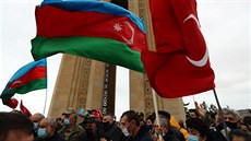 Azerbájdánci mávají státními vlajkami a oslavují vstup vojsk. (20. listopadu...