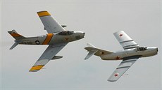 Spolený snímek F-86 a MiGu-15 nabízí pkné srovnání obou stroj.