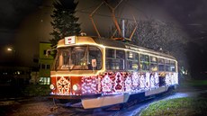 Ulice Brna znovu rozzáí vánoní tramvaj.