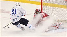 Jaroslav Kracík z Plzn� v �anci, branká� T�ince Jakub �t�pánek schytal ledovou...