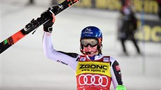 Petra Vlhová slaví triumf ve slalomu v Levi.