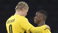 Erling Haaland (vlevo) z Dortmundu st�ídá a vítá na h�i�ti nejmlad�ího hrá�e...
