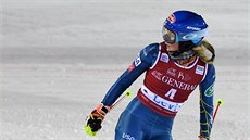 Zklamaná Mikaela Shiffrinová v cíli slalomu v Levi.