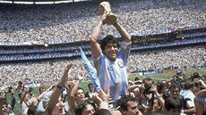 Diego Maradona nad hlavami fanouk poté, co v roce 1986 dovedl Argentinu k...