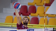 Liberecký volejbalista Tomá� Kri�ko sme�uje proti Karlovarsku.
