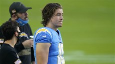 Justin Herbert (10) z Los Angeles Chargers po zápase s Miami Dolphins