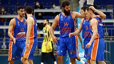 Basketbalisté Valencie oslavují na palubovce Fenerbahce. S číslem9 hrdina...