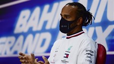 Lewis Hamilton z Mercedesu ped trninkem na Velkou cenu Bahrajnu