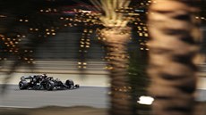 Lewis Hamilton z Mercedesu při tréninku na Velkou cenu Bahrajnu