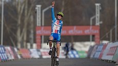 Cyklokrosa� Mat�j Stránský slaví v cíli SP v Tábo�e.