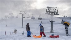 Pracovníci Skicentra Deštné v Orlických horách na Rychnovsku zasněžují červenou...