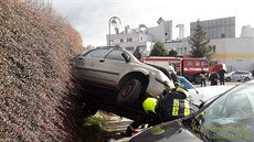 Starí idi nezvládl ízení a sjel ze srázu na zaparkované auto na parkoviti...