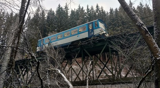 Do vzrostlého stromu v pondlí ráno najel osobní vlak. 