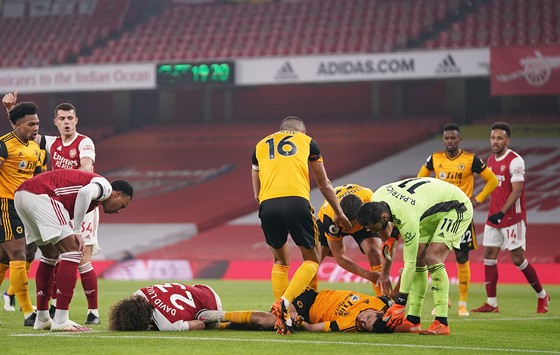 Momenty po střetu Davida Luize z Arsenalu a Raúla Jiméneze z Wolverhamptonu,...