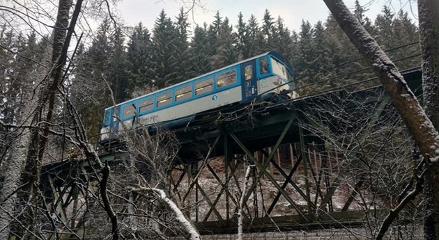 Na Semilsku spadl strom na vlak jedoucí po most.