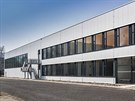 Budova se vyzna�uje jednoduch�mi liniemi a pr�myslov�mi materi�ly evokuj�c�mi...