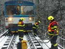 Na Semilsku spadl strom na vlak jedouc po most.