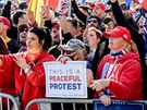 Píznivci amerického prezidenta Donalda Trumpa pi demonstraci v (2020)