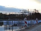 Zaplaven� okol� budouc� mostn� op�ry mostu p�es �elezni�n� koridor.