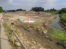 Upraven� koryto jednoho z potok� v srpnu leto�n�ho roku. V pozad� je ji� vid�t...